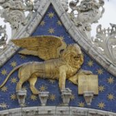 Che strana città è Venezia. Nata su lembi di terra circondati da acqua salmastra dai colori cangianti: verde-azzurro, celeste, blu, grigio argentato, turchese. Prese il nome dai Veneti dell'entroterra. Fu però un anonimo scrittore veneziano a suggerire che il nome Venezia nascondesse qualcosa di più: il latino veni etiam, torna di nuovo. Eppure, davanti a una città che sembra davvero sussurrare vieni ancora, è quasi impossibile darle torto.