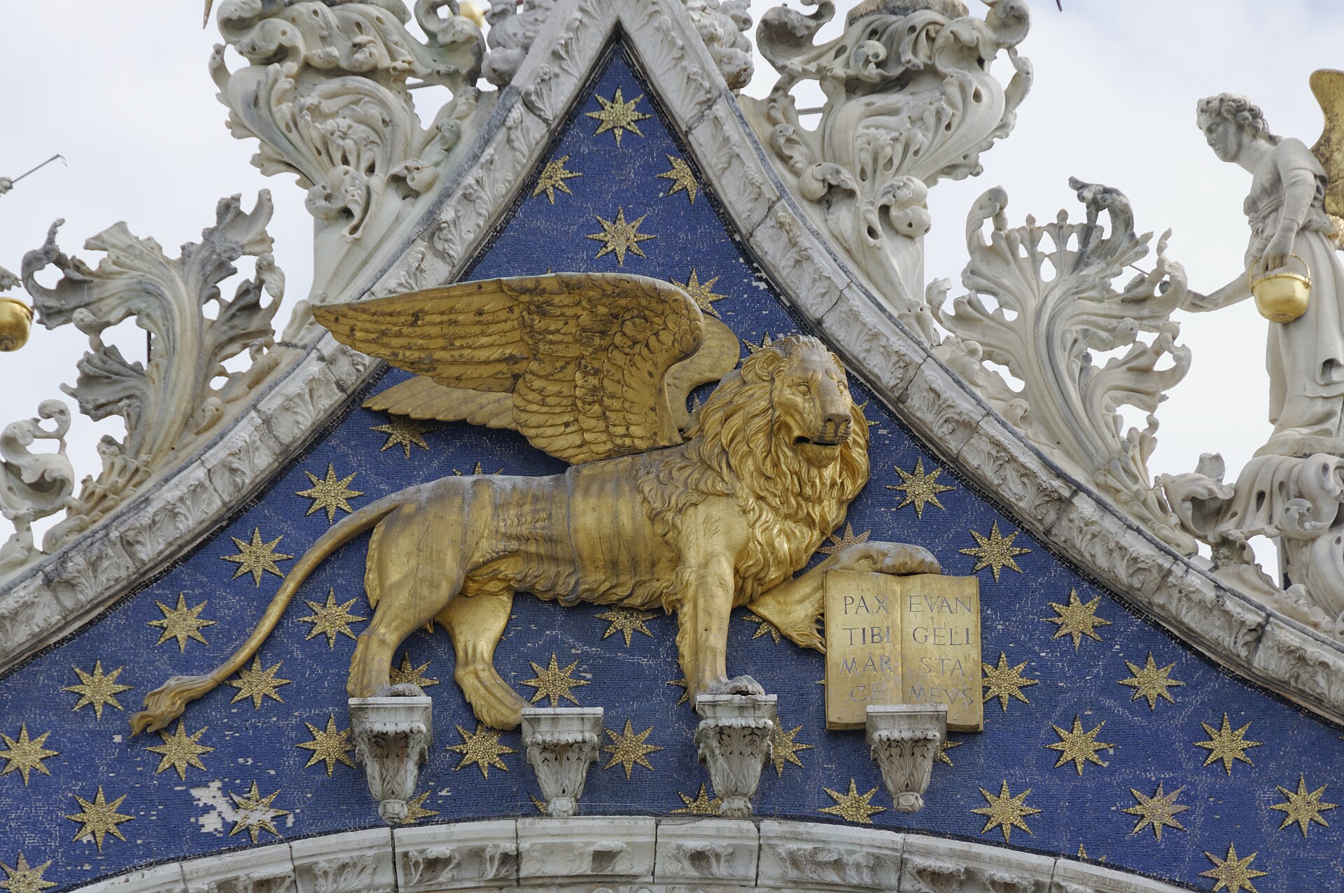 Che strana città è Venezia. Nata su lembi di terra circondati da acqua salmastra dai colori cangianti: verde-azzurro, celeste, blu, grigio argentato, turchese. Prese il nome dai Veneti dell'entroterra. Fu però un anonimo scrittore veneziano a suggerire che il nome Venezia nascondesse qualcosa di più: il latino veni etiam, torna di nuovo. Eppure, davanti a una città che sembra davvero sussurrare vieni ancora, è quasi impossibile darle torto.