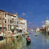 Chi arriva a Venezia per la prima volta porta con sé una città che non ha ancora visto. L'ha costruita nel tempo, frammento per frammento, attraverso un quadro di Canaletto o di Guardi, una fotografia in bianco e nero, una scena di film. Quando scende dal treno o dal motoscafo e vede il Canal Grande, non scopre Venezia: la riconosce. Questa è la sua singolarità: essere già immagine prima di essere esperienza diretta.