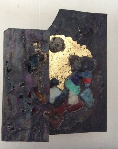 Pasquale Fraccalvieri, Sotto il chiarore della luna, materiali di scarto, ferro e vetro, 46x51cm. 2019
